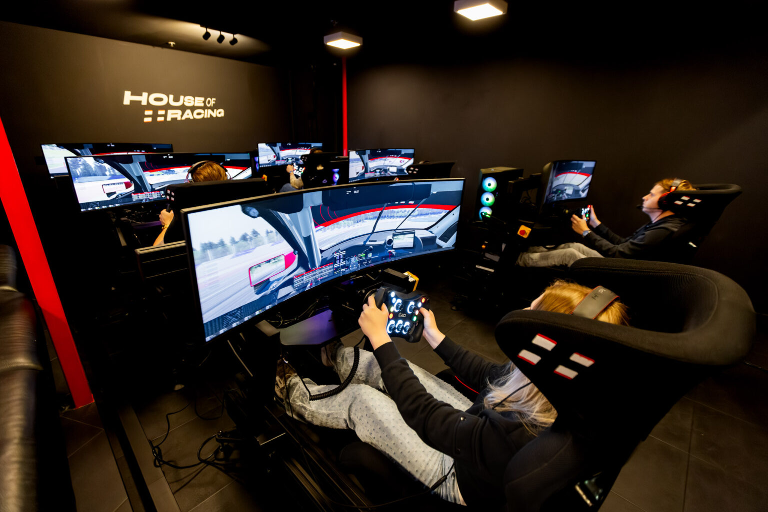 House Raving Simracingcenter in Roermond - Uitje Roermond | House of Racing